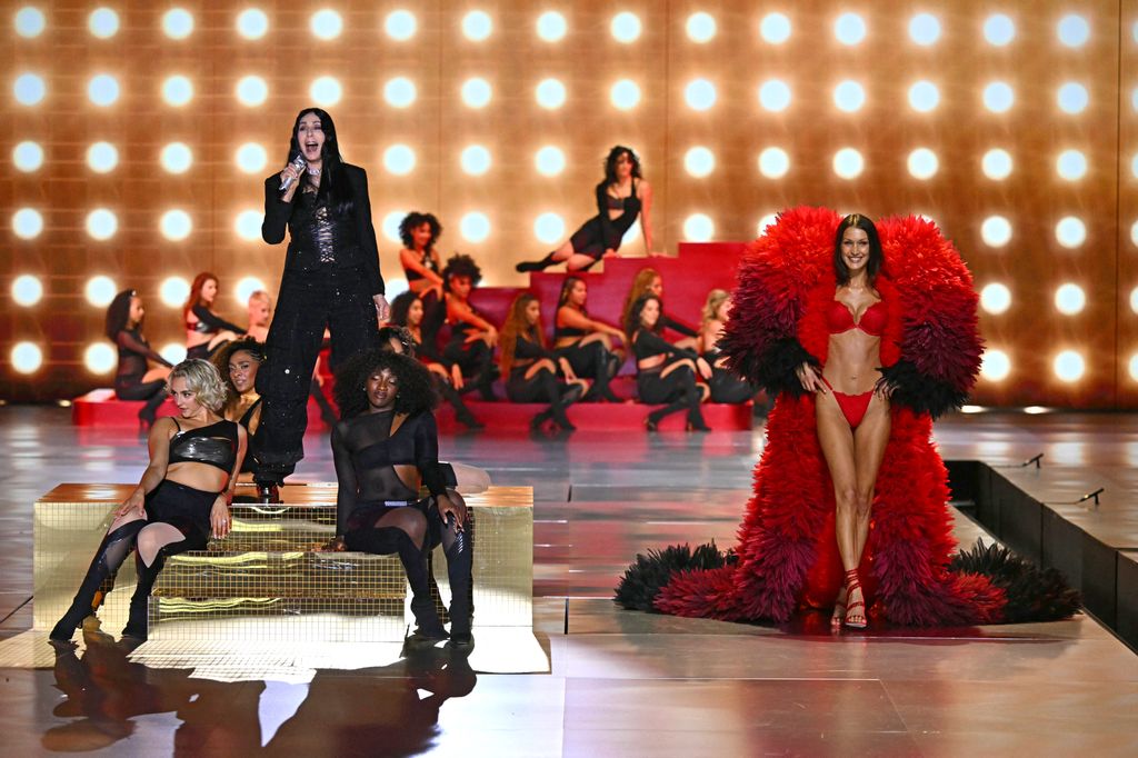 Victoria's Secret Fashion Show 2024: la cantante Cher y la supermodelo Bella Hadid, juntas sobre la pasarela.