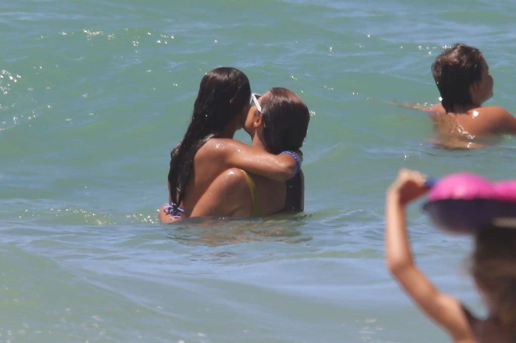 Nuria Roca y su hija Olivia en una playa de Cádiz, 14 de agosto de 2024