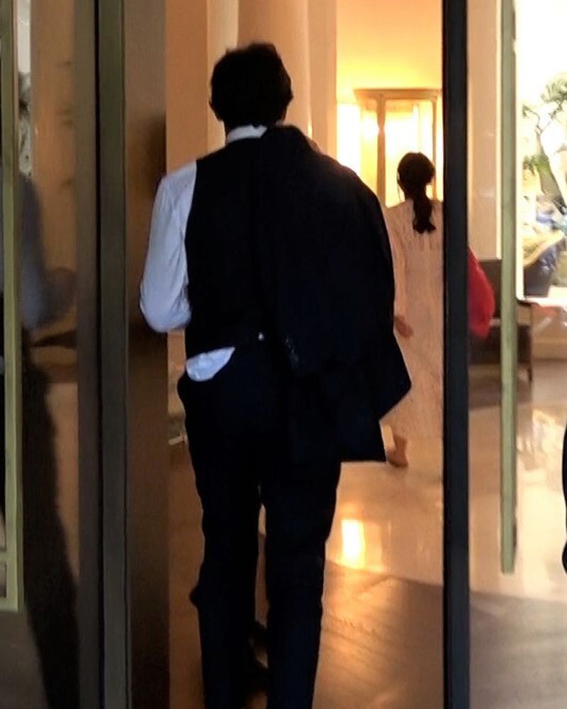 Iñigo Onieva entrando al hotel
