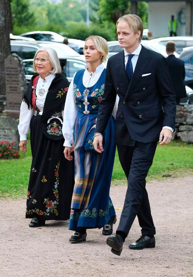 Marius Borg con Juliana Snekkestad, una de sus exnovias que lo acusó de abusos físicos y psicológicos, en la confirmación del príncipe Sverre con su abuela materna