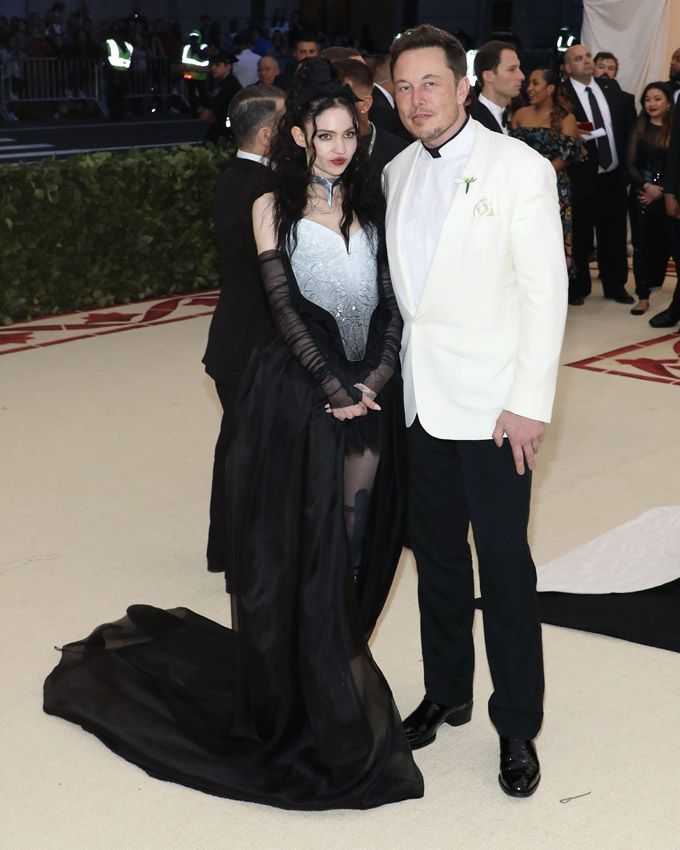 Elon Musk con la cantante Grimes