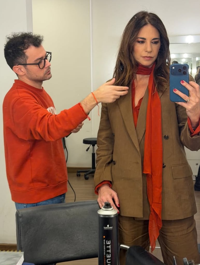 Mariló Montero con look de trabajo y accesorios en color rojo.