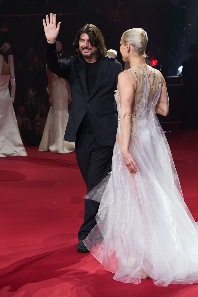 El diseñador Stéphane Rolland al finalizar su desfile de Alta Costura.