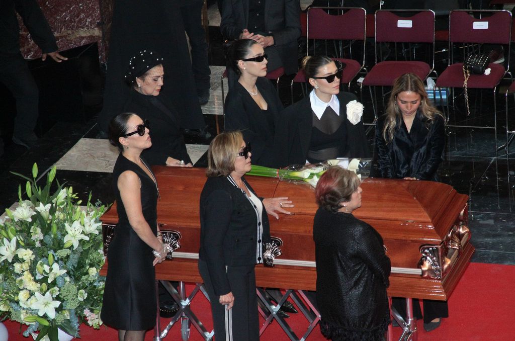 Las mujeres de la dinastía Pinal despidieron a doña Silvia Pinal en Bellas Artes