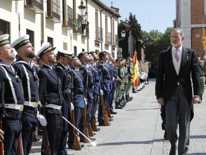 Don Felipe pasa revista a las tropas 