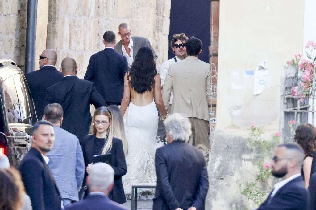  Dua Lipa y Callum Turner llegando al palacio siciliano donde tuvo lugar la ceremonia