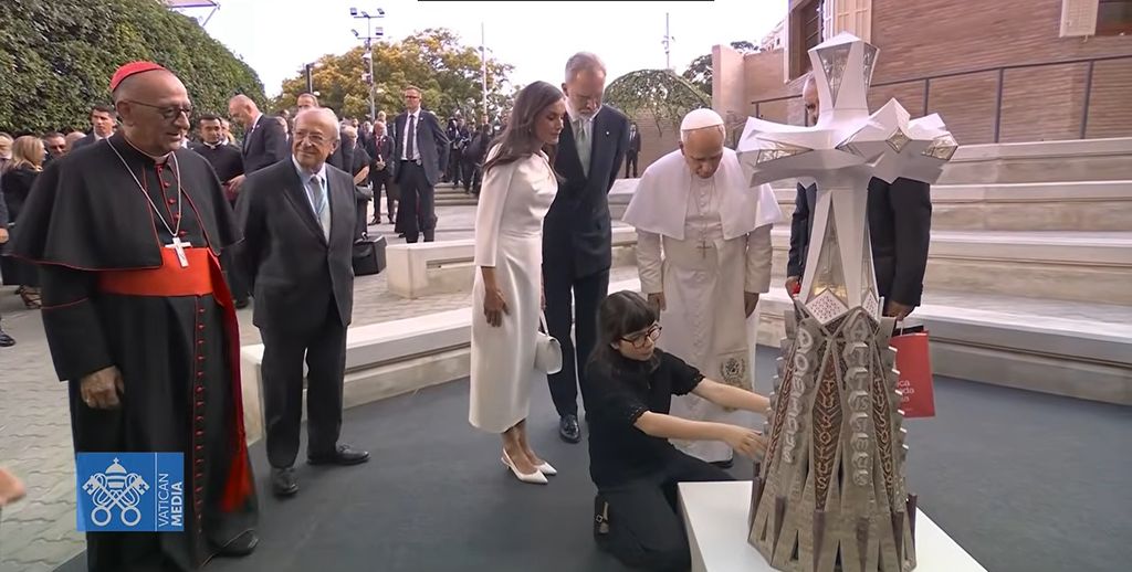 La propia Valentina quiso explicar cómo su discapacidad visual no le ha impedido conocer en profundidad la estructura diseñada por Antoni Gaudí