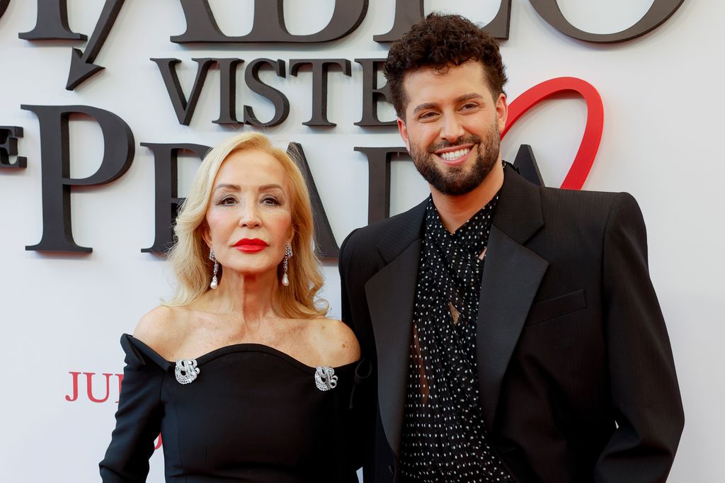 Javier de Hoyos y Carmen Lomana en la alfombra roja de la premiere de 'El Diablo Se Viste de Prada 2' en Madrid