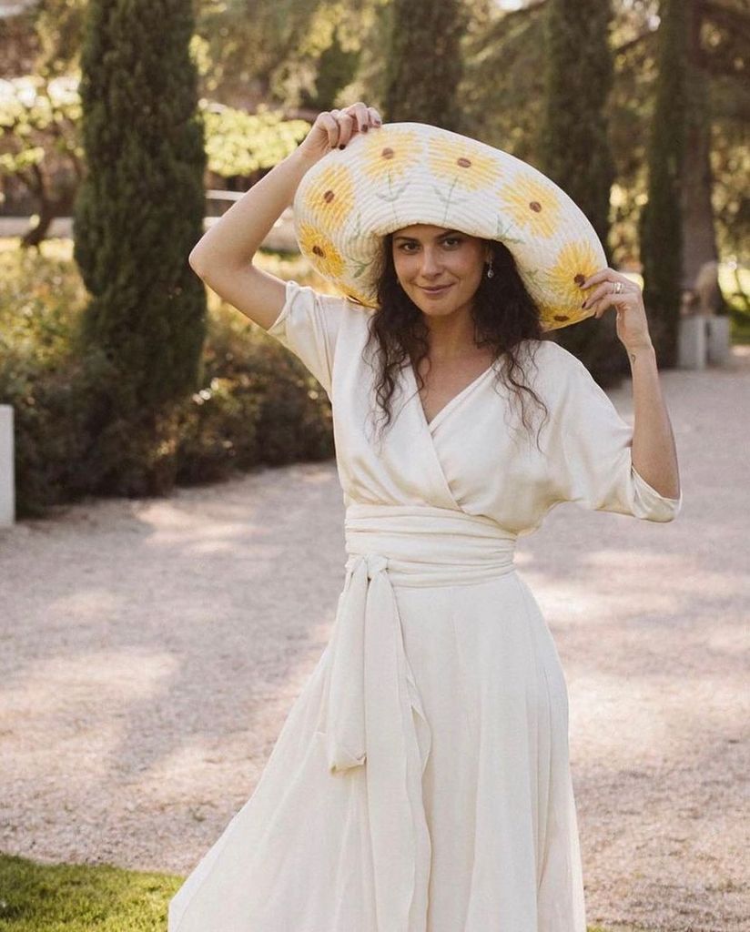 Look de novia con pamela de girasoles