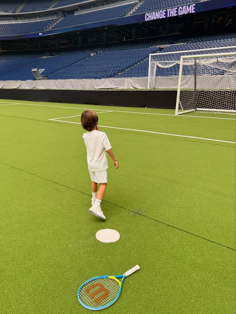 Darío, aprovechando un descanso para bajar a la pista del Bernabéu y jugar con su raqueta