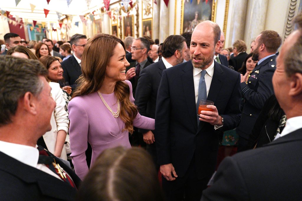 Kate Middleton y el príncipe Guillermo en el Palacio de Buckingham 