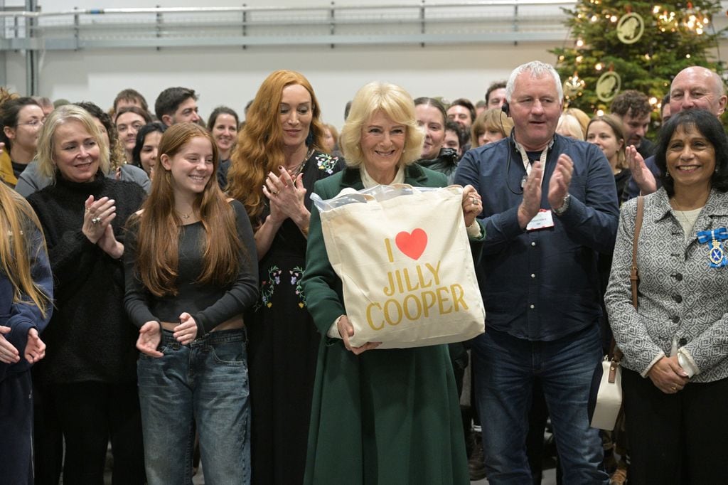 La mujer del soberano, con una bolsa donde se lee: "Yo amo a Jilly Cooper"