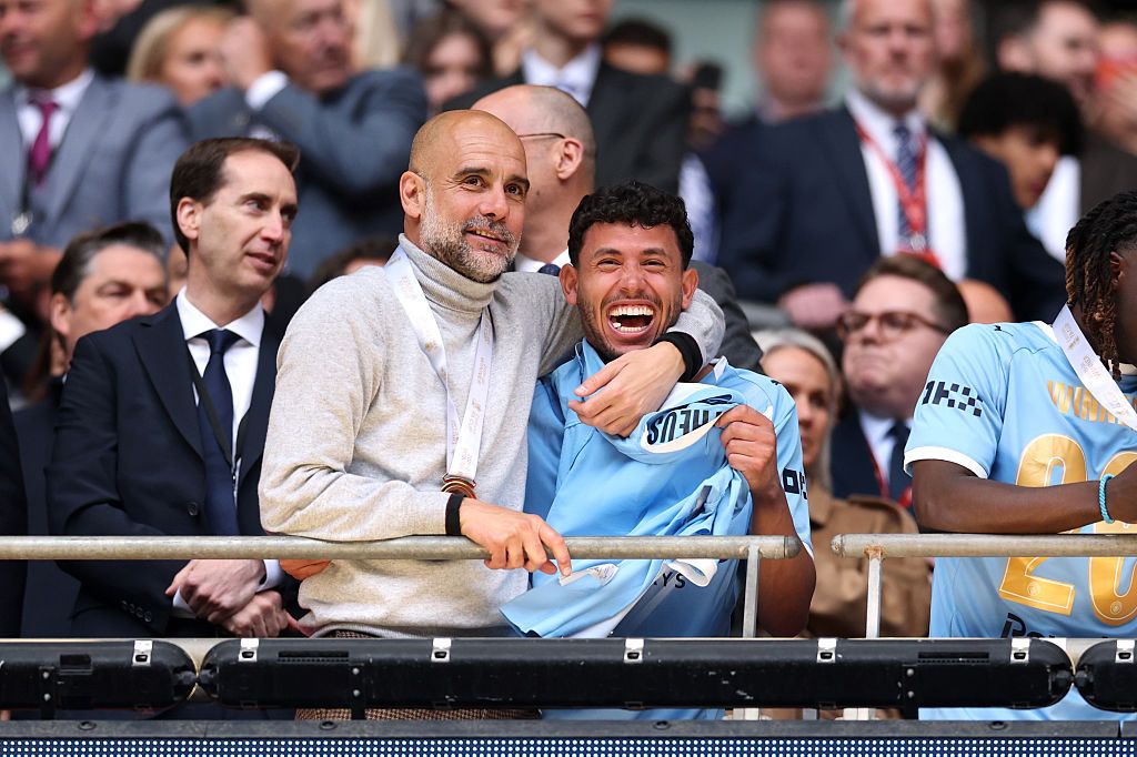 Pep Guardiola celebra con Savinho la consecución del título
