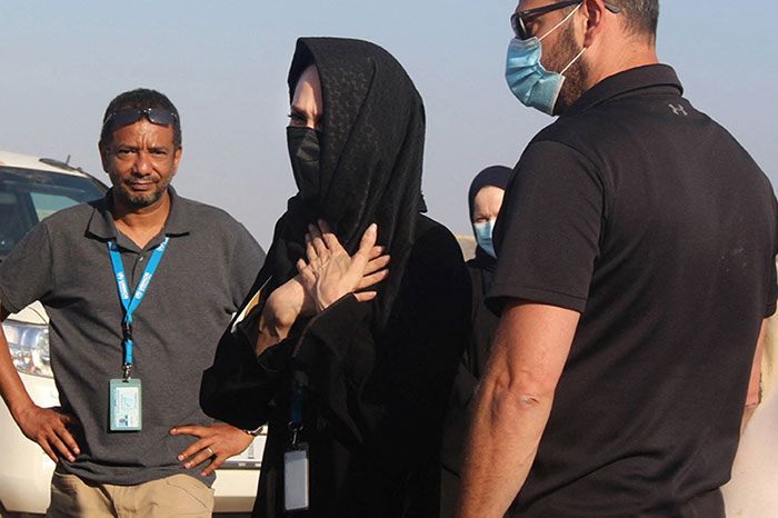 Angelina Jolie con el nigab en los campos de refugiados de Yemen