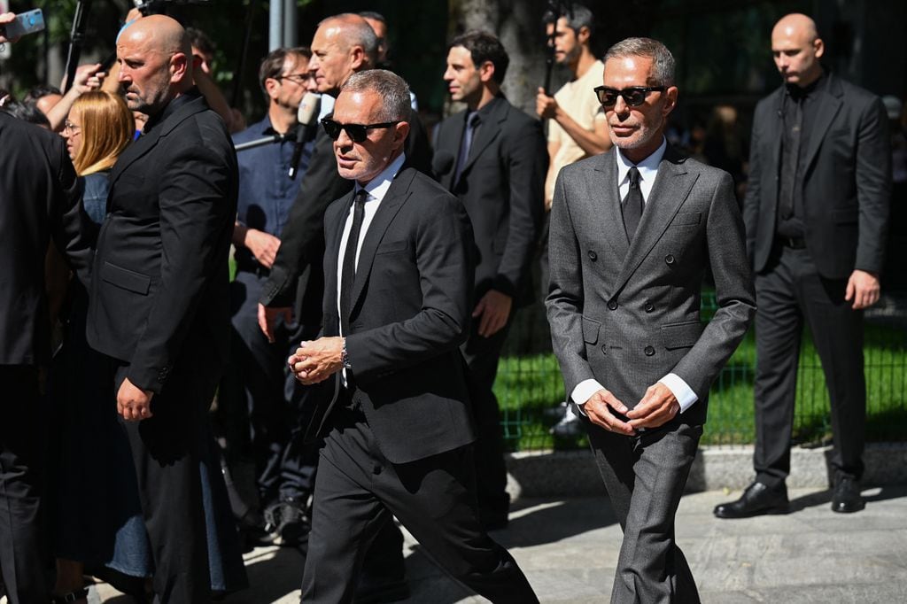 Dan Caten (izquierda) and Dean Caten (derecha), creadores de la marca canadiense Dsquared, en la capilla ardiente de Giorgio Armani   