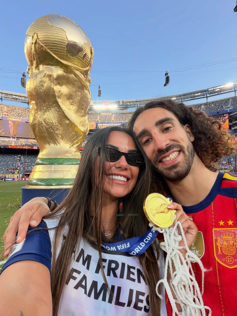 La Copa, la medalla de oro y un pedazo de la red de la portería: Claudia Rodríguez y Marc cucurella se llevan los mejores recuerdos de la final