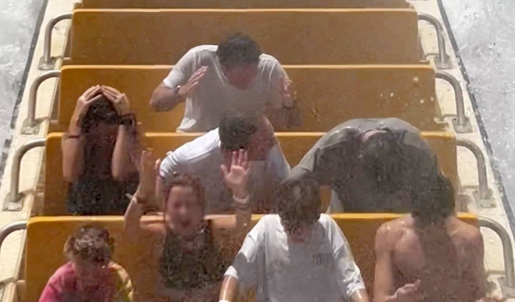 Padre, hijos y sus acompañantes acabaron empapados.