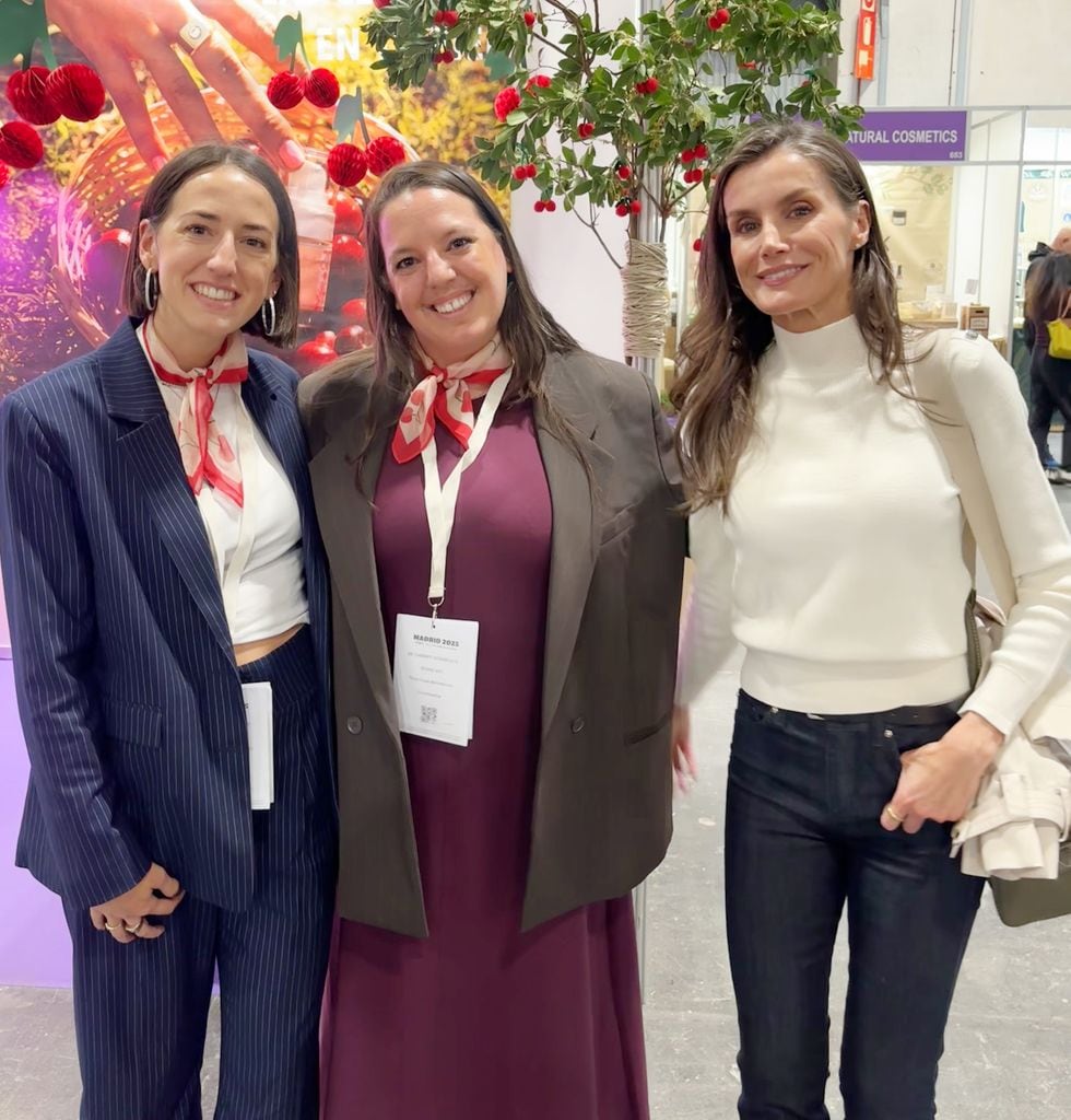 La reina Letizia visita el stand de Be Cherry Cosmética Natural en BioCultura el 6 de noviembre de 2025