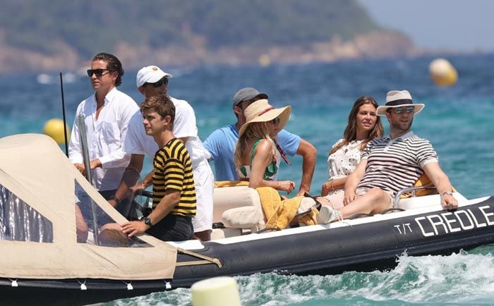 Dasha Zhukova con Sienna Miller y otros amigos en Saint-Tropez