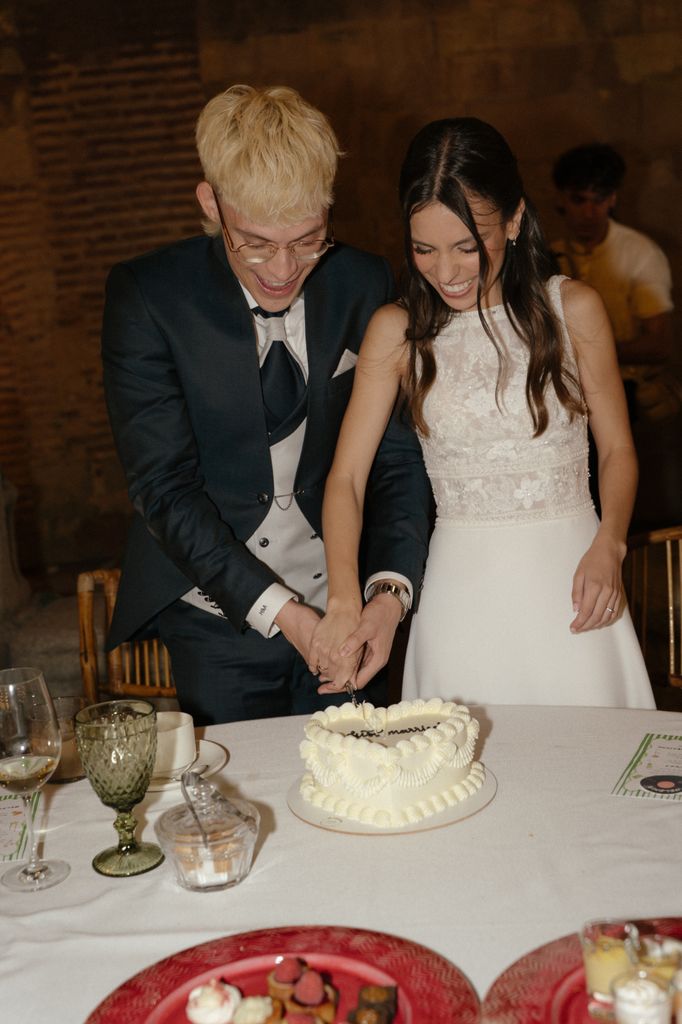 Sonrientes, cortan la tarta