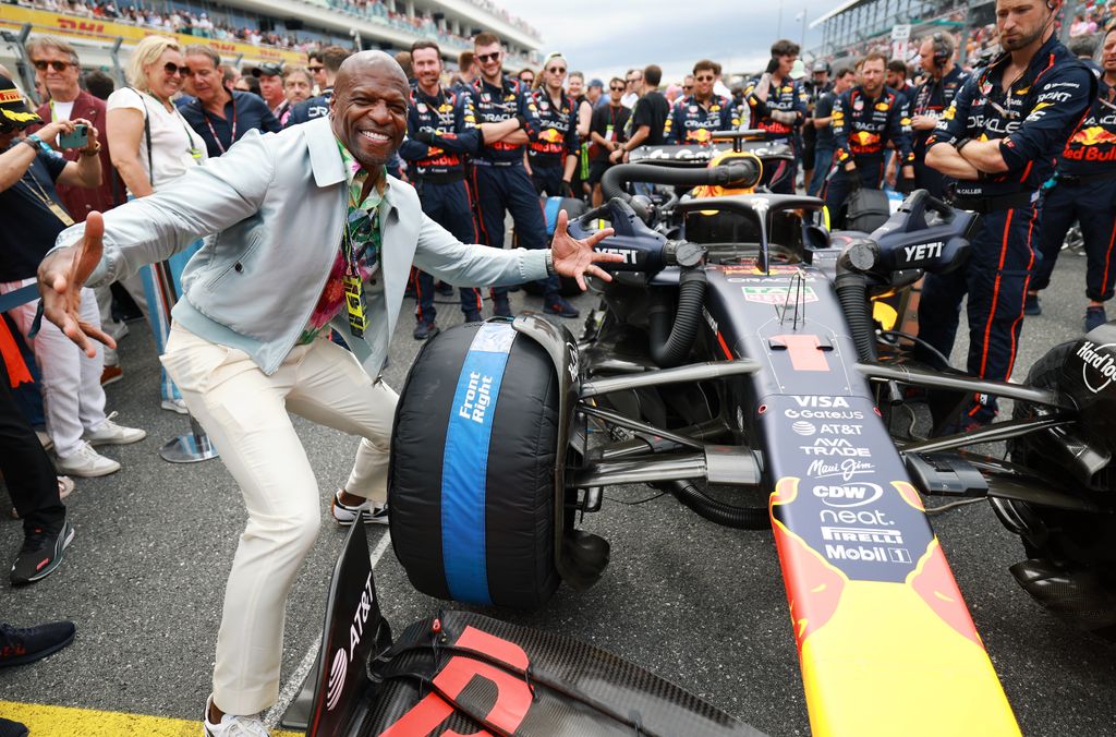 El actor y presentador estadounidense Terry Crews, junto al monoplaza de Max Verstappen en la parrilla de salida del GP de Miami