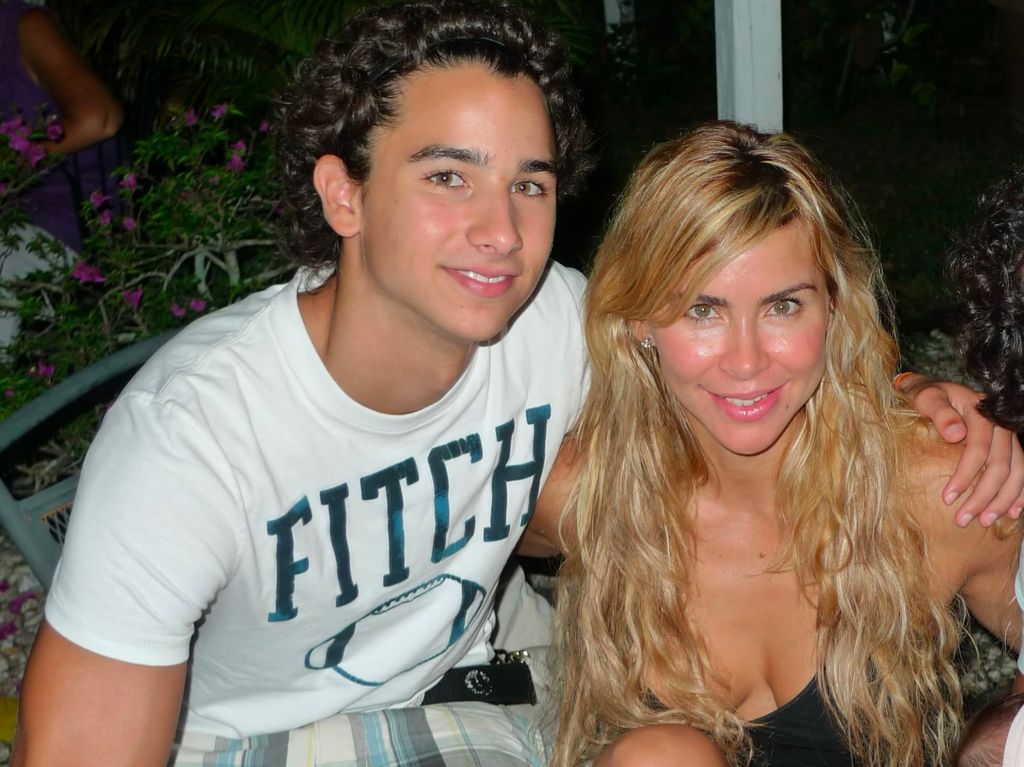 Aylín Mujica compartió lindos recuerdos junto a su hijo Mauro.