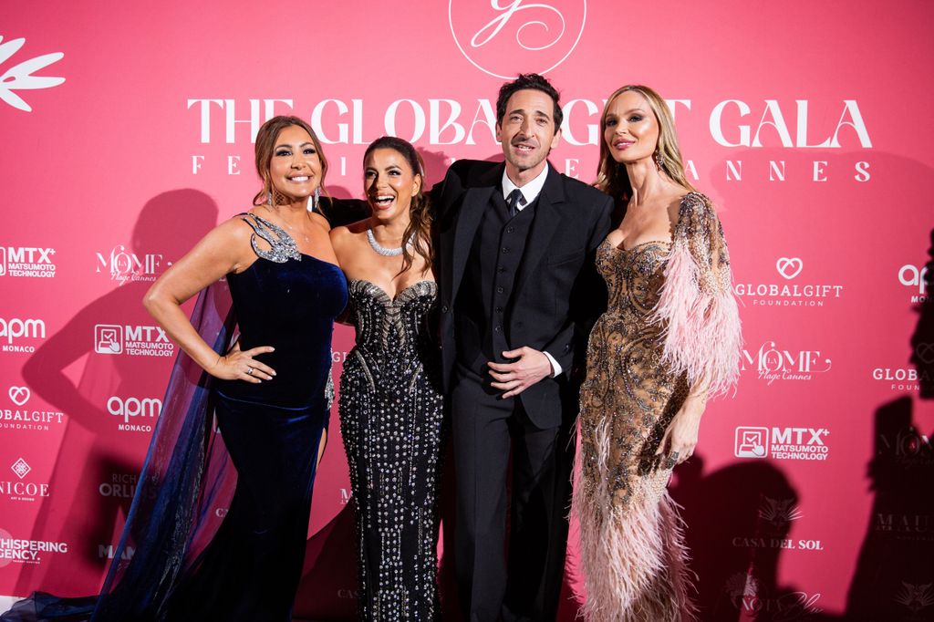 Adrien Brody y su pareja, Georgina Chapman, con las grandes anfitrionas Eva Longoria y María Bravo