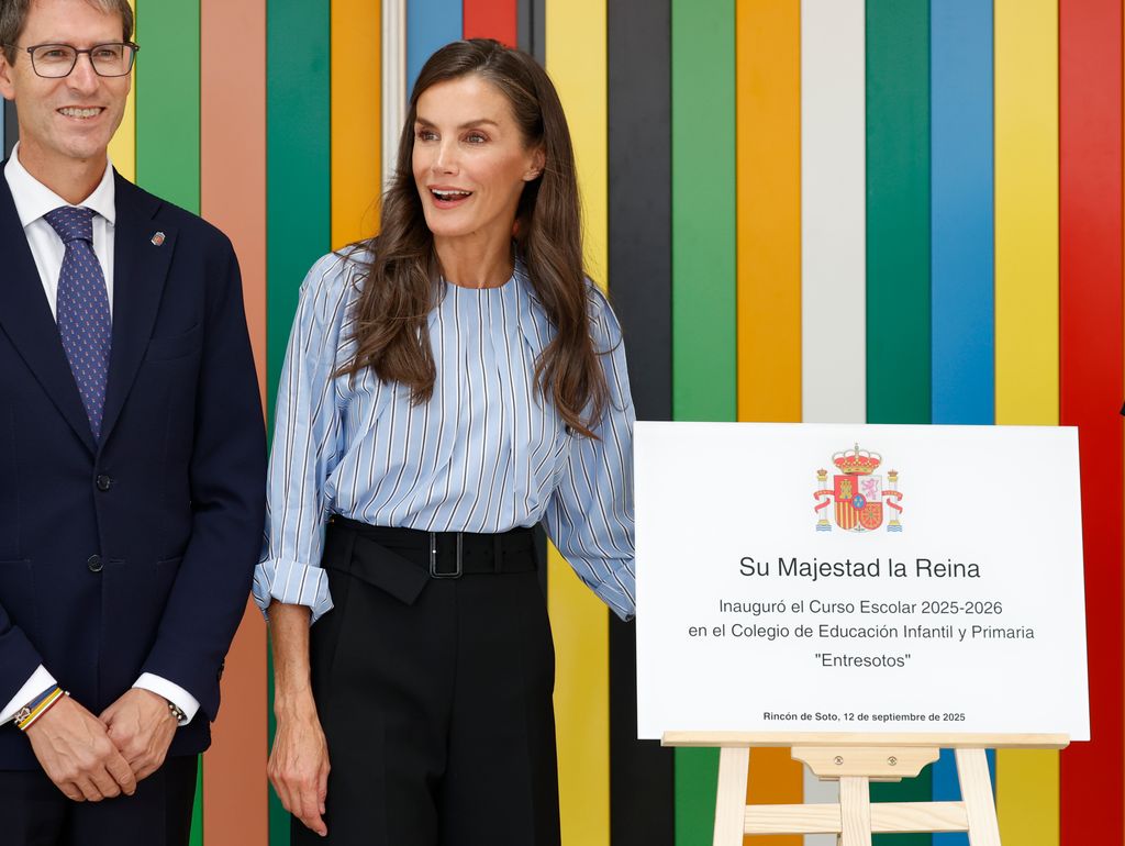 Reina Letizia con camisa de rayas