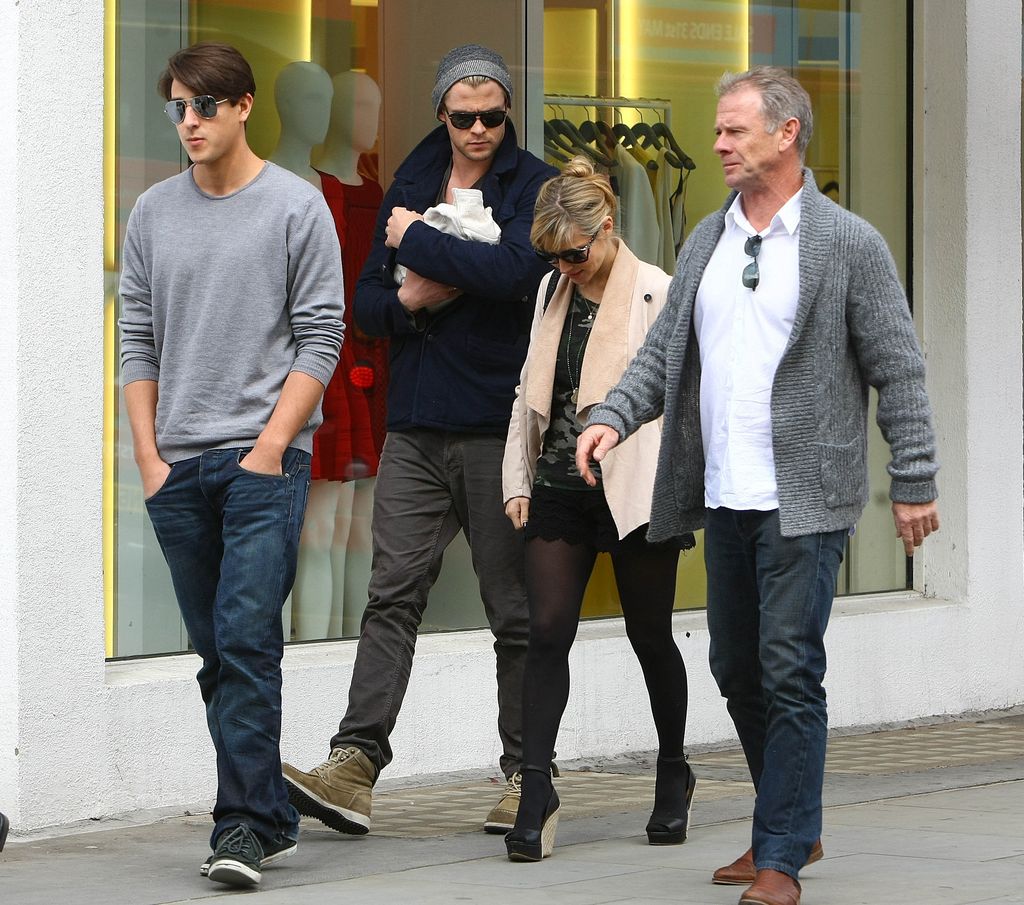 Chris y Elsa con el padre del actor, Craig, y el hermano de la actriz, Cristian
