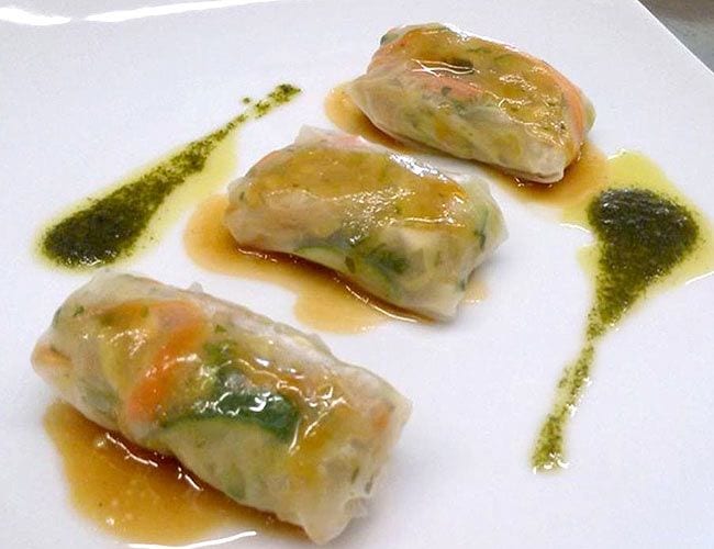 La chef Montse Tapia, de Urban Chefs, elabora estos fantásticos 'rollitos de verduras con aceite de cilantro y agridulce de soja'. Una receta ligera y con cocciones muy suaves que permiten apreciar el gusto de cada ingrediente.
