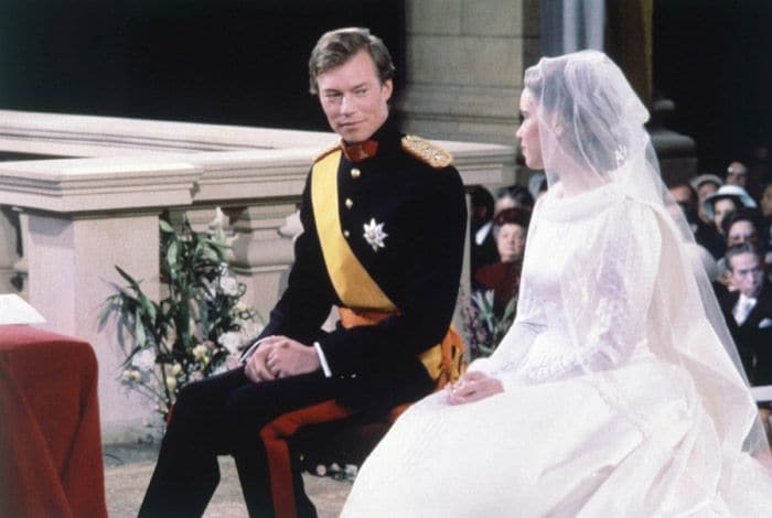Fue el 14 de febrero de 1981 cuando el entonces Príncipe Heredero se casaba con María Teresa Mestre, hija de un banquero cubano con la que había compartido sus años de universidad en Ginebra y en la que vio a una amiga, a una compañera, a una princesa, a una madre y, también, a una soberana
