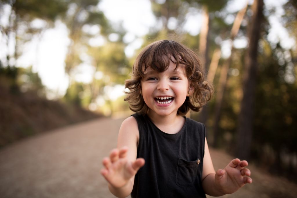 Niña sonriente al aire libre