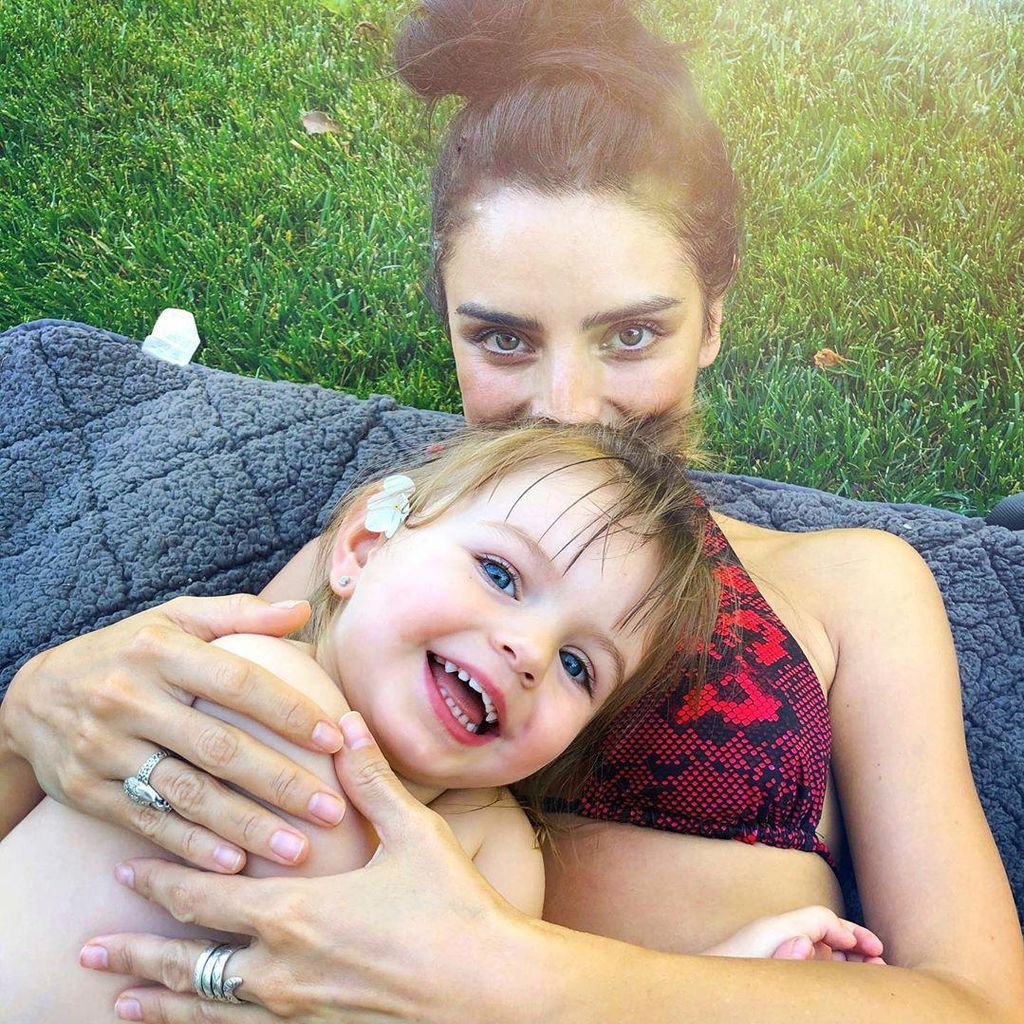 Aislinn Derbez y su hija