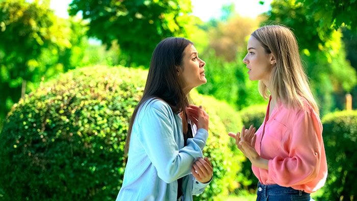 mujeres discutiendo al aire libre