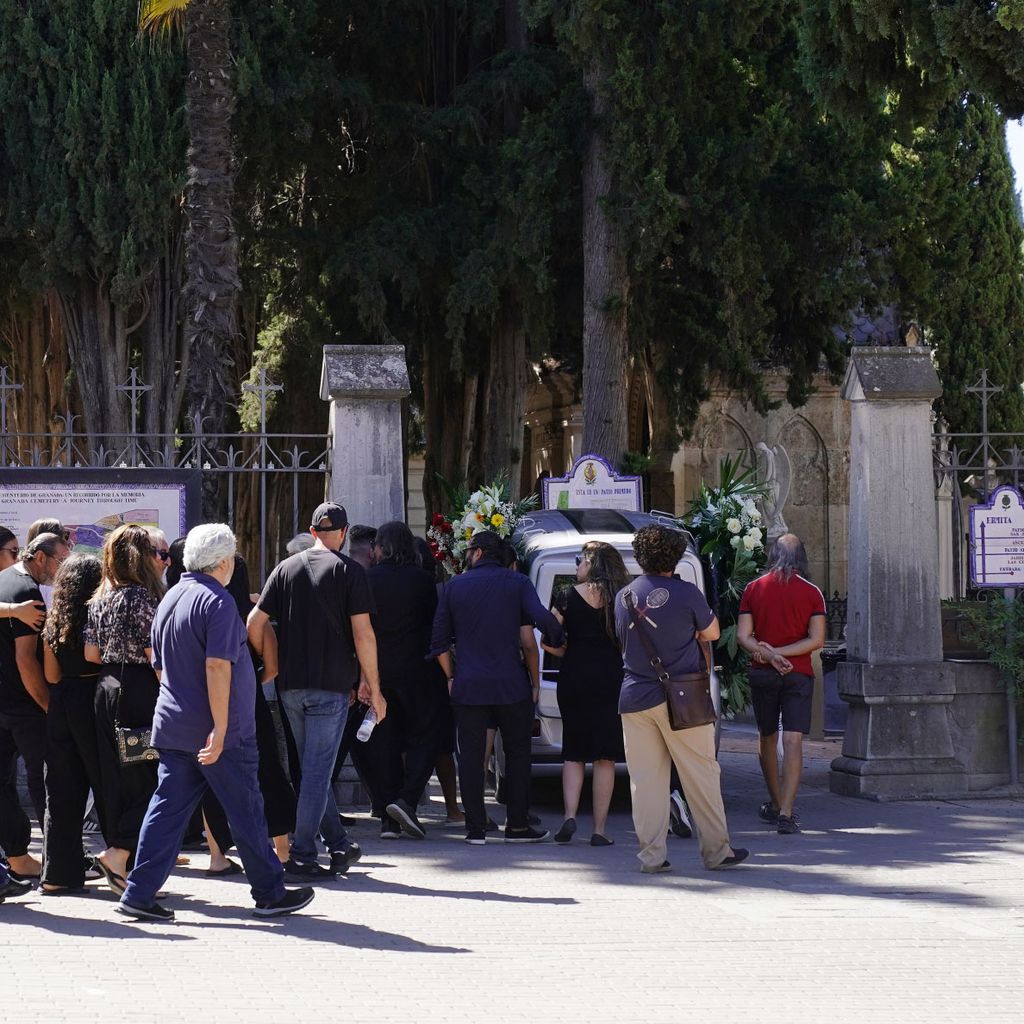 El cortejo fúnebre en el cementerio de San José