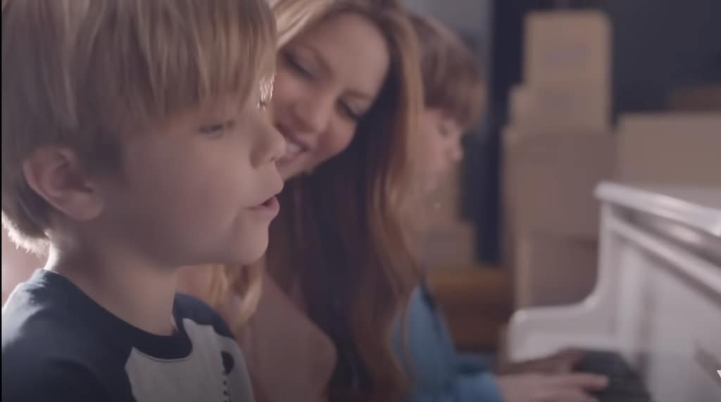 Shakira con sus hijos Sasha y Milan en 'Acróstico'.