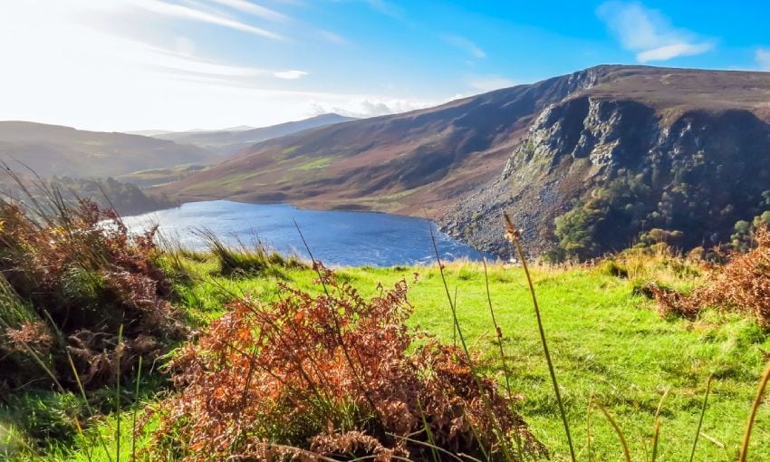Panorámica del Lago Guinness en el Parque Nacional de las Montañas de Wicklow, Irlanda