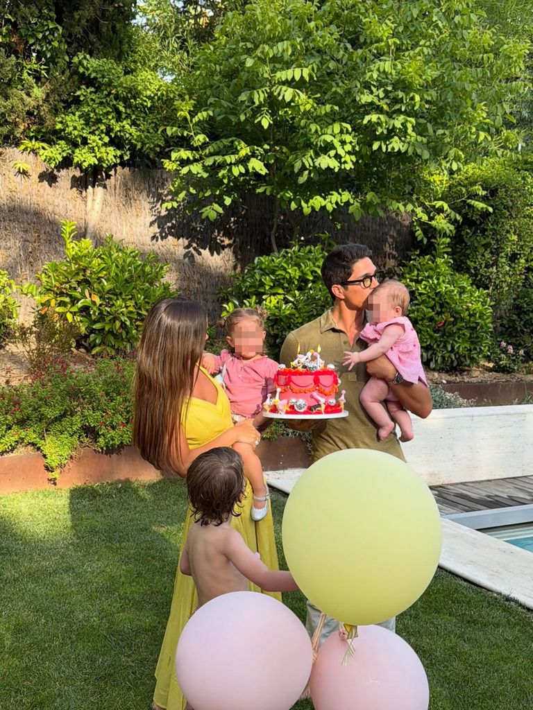 La familia soplando las velas