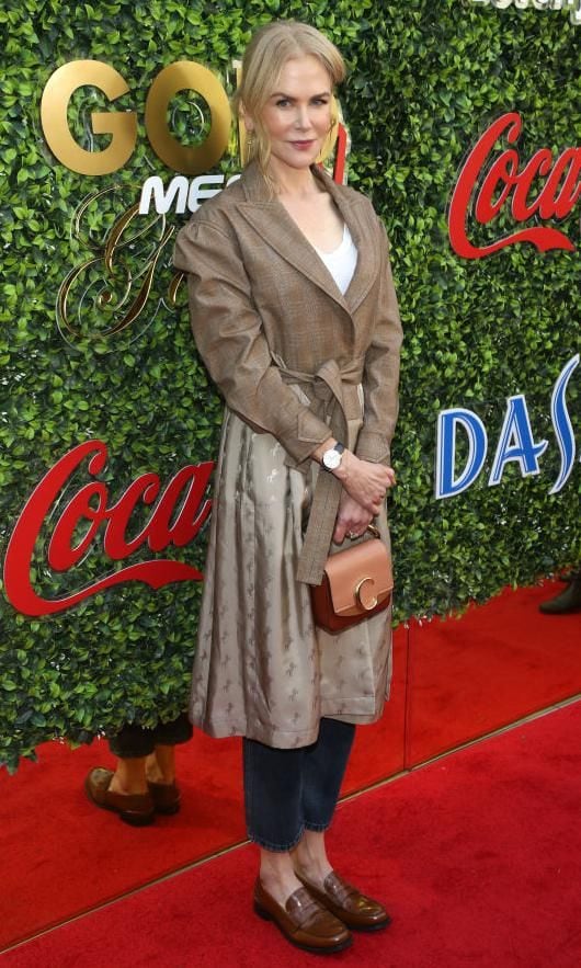 nicole kidman con mocasines camel y gabardina en la alfombra roja