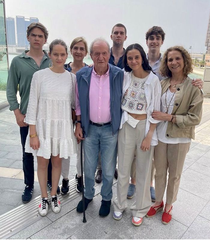 El rey Juan Carlos con sus hijas y nietos