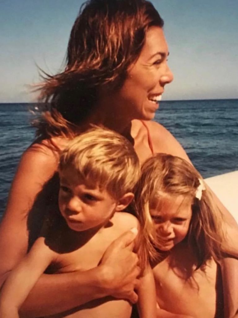 Mathilde Favier junto a sus hijos, en una imagen de su infancia