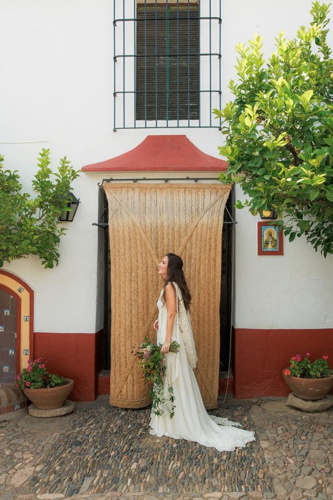 Novia viral Mónica Calles vestido asimétrico