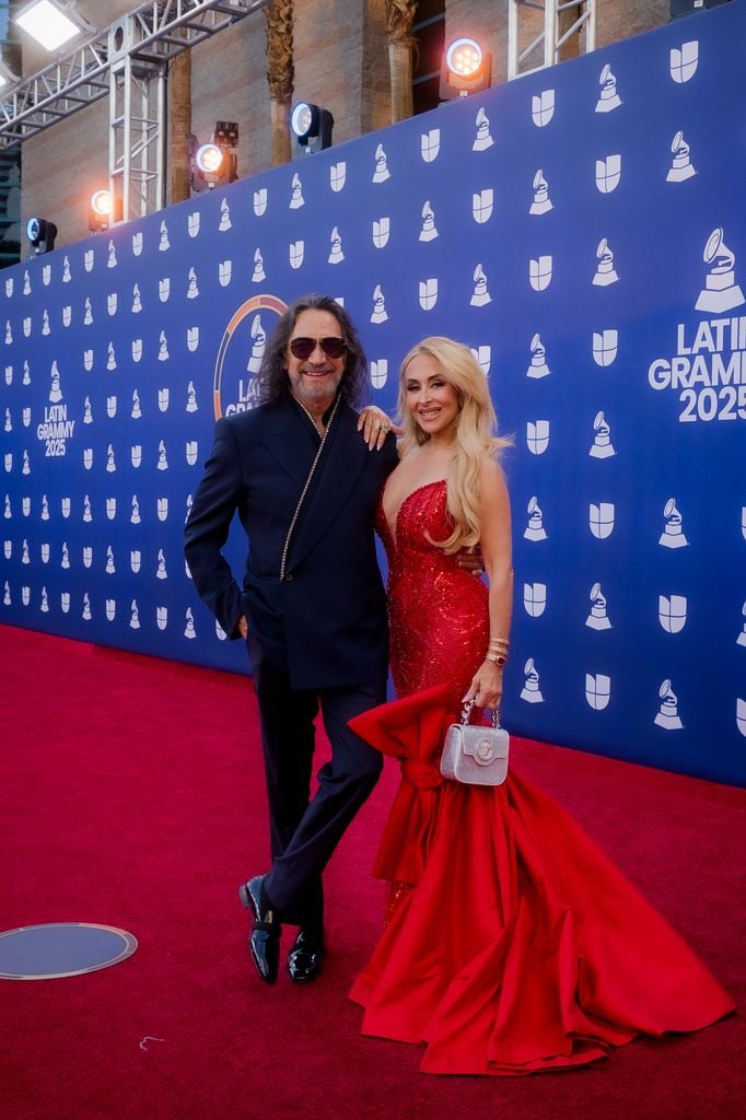 Marco Antonio Solís y su esposa, Cris Solís