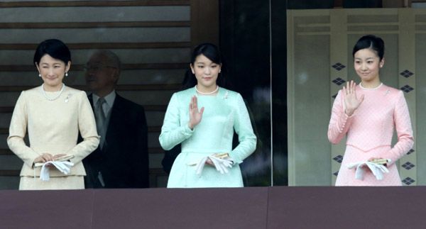 Tras cumplir la mayoría de edad, el pasado 29 de diciembre, la princesa Kako pudo ocupar su lugar en el balcón oficial durante las celebraciones del nuevo año, donde multitud de japoneses acuden para saludar y desear buena suerte a la Familia Imperial. Junto a ella, y vestida de verde, se encontraba su hermana mayor, la princesa Mako, de 23 años, y a la derecha de esta su madre, la princesa Kiko
