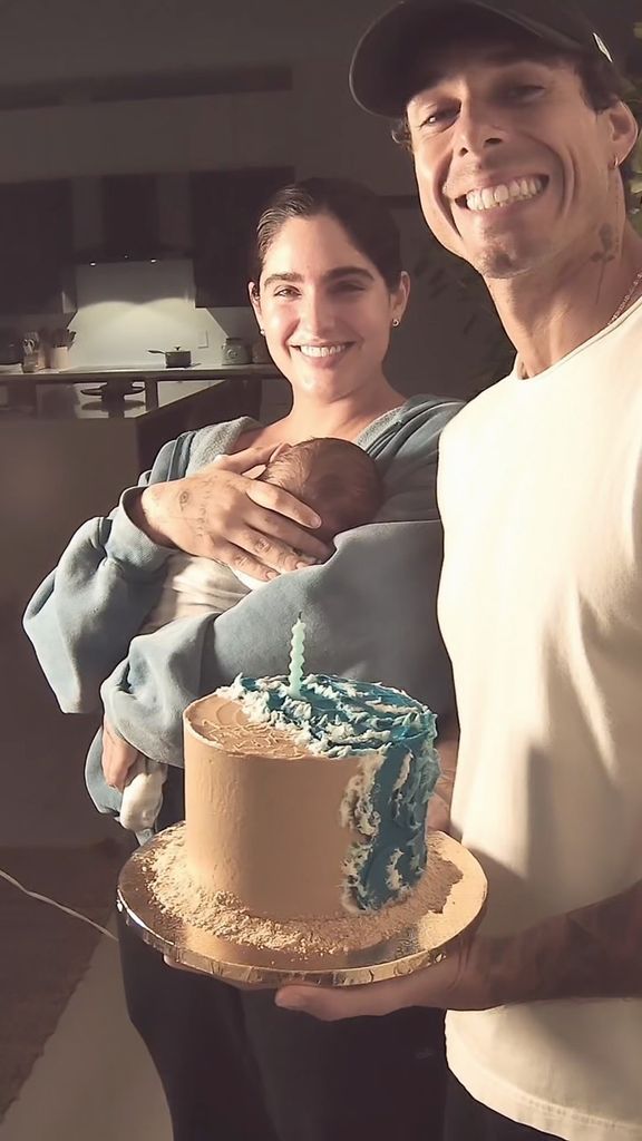 Con pastel y mucho amor, Isabella ladera y Hugo García celebran el primer mes de su hijo, Koa