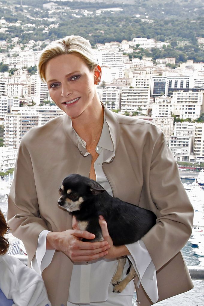 Princesa Charlene con su perro 