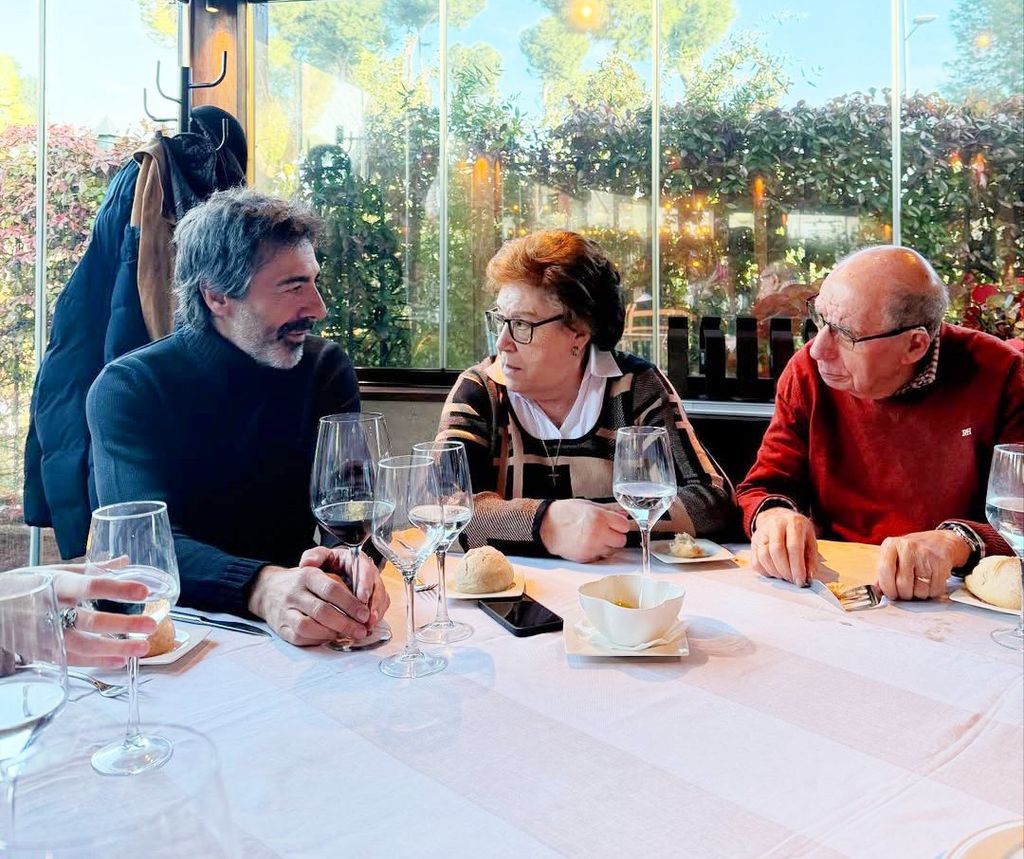 Juan del Val con sus padres