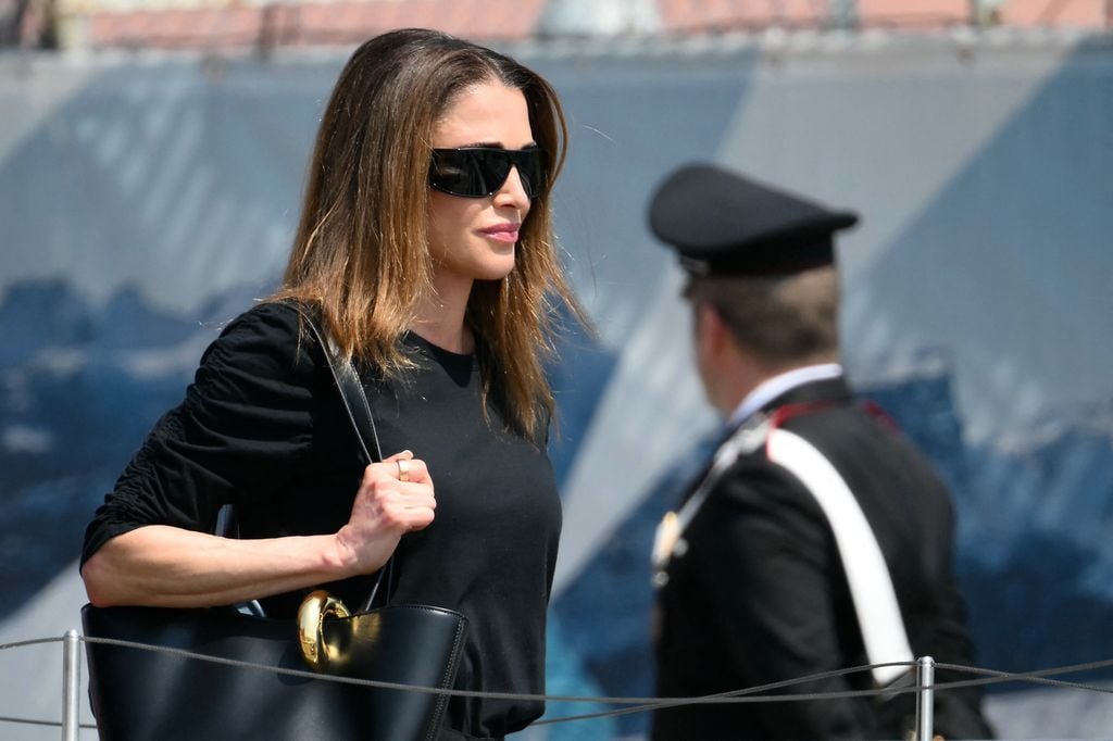 Con un look negro total, la reina Rania optó por la discreción 