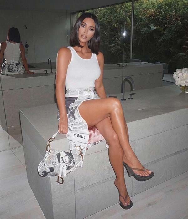Kim Kardashian luce el vestido de periódico de Carrie Bradshaw