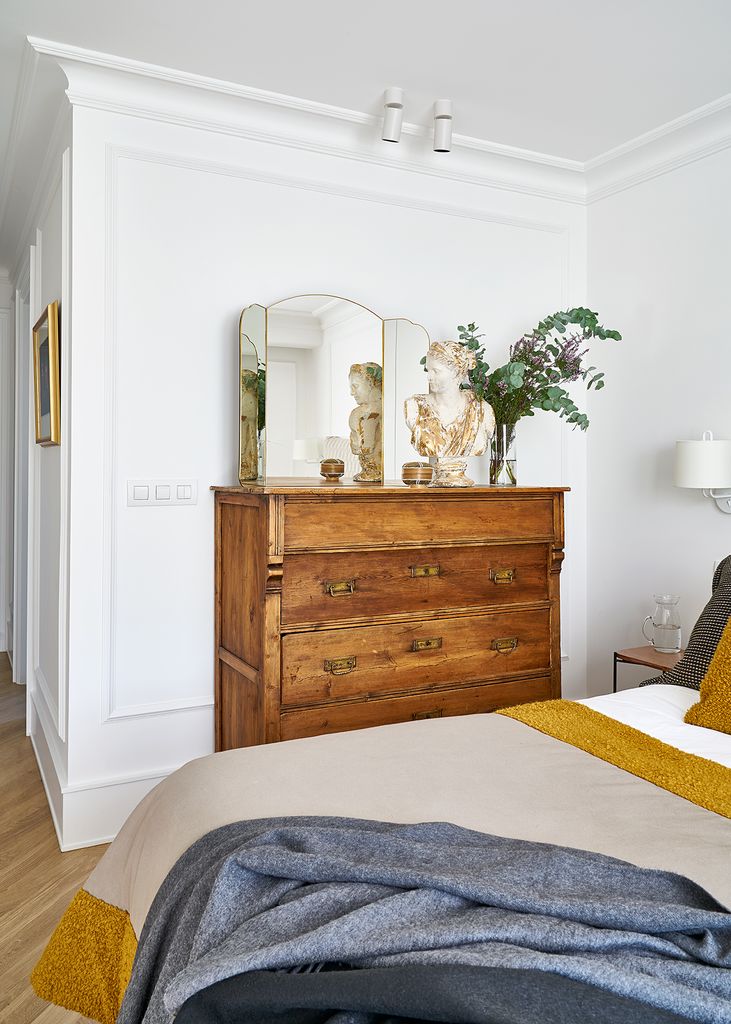 Dormitorio con cómoda antigua. 
